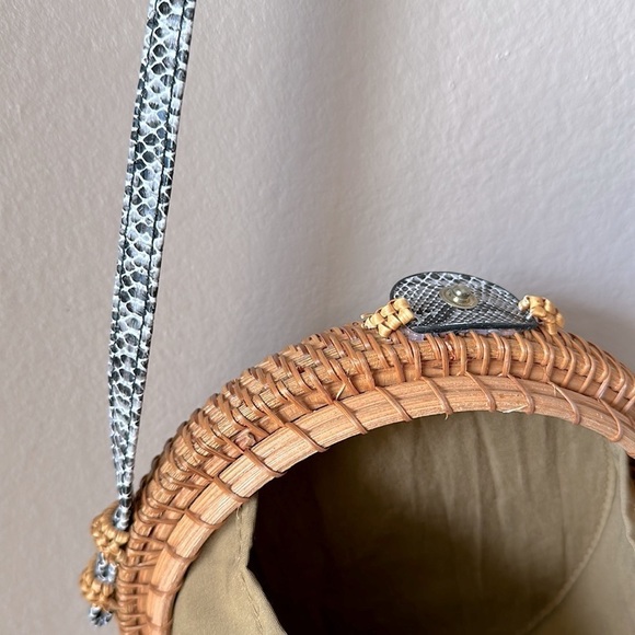 Woven Round Crossbody Snake Detail Bag - Picture 5 of 7